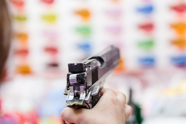 포토 JPG 해외이미지 주간 손 행복 휴식 야외 신체부위 맑음 놀이공원 권총 잡기 발사 주말 조준 해외202004 해외포토 자연요소 감정 컨셉 모션 날씨 사람 테마파크 총 파일형식 이미지허브