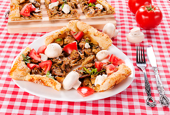 포토 JPG 해외이미지 전통 음식 토마토 치즈 건강 육류 요리 사람없음 식사 저녁식사 치킨 버섯 껍질 직물 신선 황금 맛 굽기 먹기 머스터드 가득함 심플 단백질 백리향 탄수화물 페스츄리 핸드메이드 해외202004 해외포토 빵 컨셉 채소 식재료 모션 유제품 소스_음식 구이 닭고기요리 영양소 파일형식 이미지허브