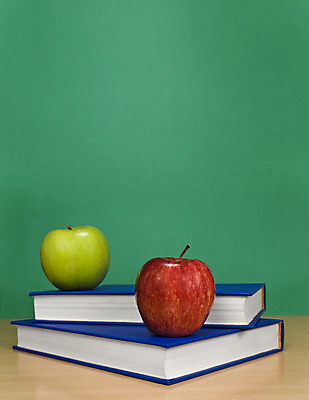 포토 JPG 해외이미지 교육 음식 컨셉 과일 텍스트 교실 학교 수업 아이디어 실내 사람없음 내부 책 빨간색 세로 초록색 스터디 쌓기 우주 칠판 공백 정보 가르침 메시지 사과 책상 오브젝트 교과서 분필 문학 최초 초보 카피스페이스 해외202004 해외포토 컬러 가구 모션 교재 학습 초크 파일형식 이미지허브