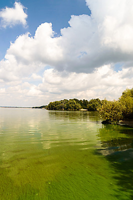 포토 JPG 해외이미지 구름 계절 호수 파도 바다 여행 백그라운드 자연 하늘 날씨 휴가 휴식 풍경 사람없음 야외 물 여름 파란색 빛 강 햇빛 태양 반사 평화 환경 맑음 침묵 봄 거울 흰색 시골 연못 장면 천국 내추럴 수평선 해외202004 해외포토 자연요소 컬러 컨셉 소리 생태계 파일형식 이미지허브