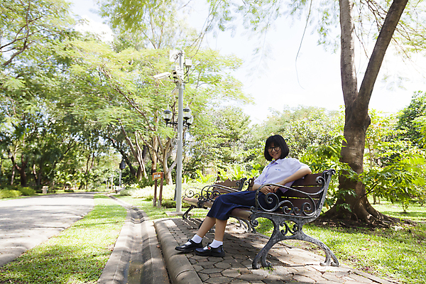 포토 JPG 해외이미지 백인 모델 1 학생 라이프스타일 공원 여자 행복 얼굴 백그라운드 벤치 태국 자연 휴식 한명 미소 사람 앉기 동양인 성인 야외 초록색 여름 청춘 봄 기쁨 해외202004 해외포토 서양인 계절 공공시설 감정 아시아 컬러 컨셉 의자 모션 표정 인종 생활 신체부위 생태계 파일형식 이미지허브