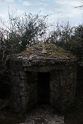 포토 JPG 해외이미지 기독교 종교 십자가 건축양식 사람없음 건물 치료 물 평화 어둠 역사 성자 심볼 명상 신성 신화 아일랜드 마법 신앙심 옛날 파멸 해외202004 해외포토 자연요소 건축물 건축 유럽 컨셉 의학 파일형식 소멸 이미지허브