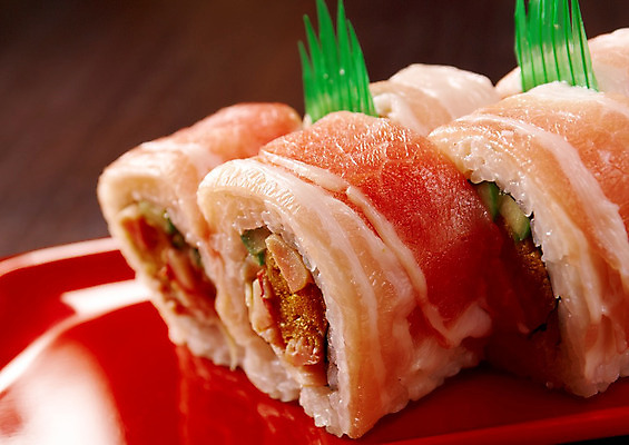 포토 JPG 해외이미지 전통 접시 문화 음식 바다 다이어트 채소 탁자 밥 새우 육류 어류 요리 동양인 사람없음 식당 일본 식사 버섯 초밥 회 고추냉이 참치 해산물 묘사 물주기 깨 연어 베이컨 생강 아보카도 식품점 솔깃 해외202004 해외포토 식기 아시아 가구 과일 식재료 모션 건강 돼지고기 갑각류 인종 상점 수중동물 양념 조미료 일본음식 파일형식 이미지허브