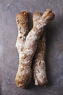 포토 JPG 해외이미지 음식 빵 요리 사람없음 세로 껍질 시골 신선 바게트 소프트포커스 밀 굽기 장인 녹말 블러 탄수화물 해외202004 해외포토 곡류 촬영기법 구이 파일형식 이미지허브