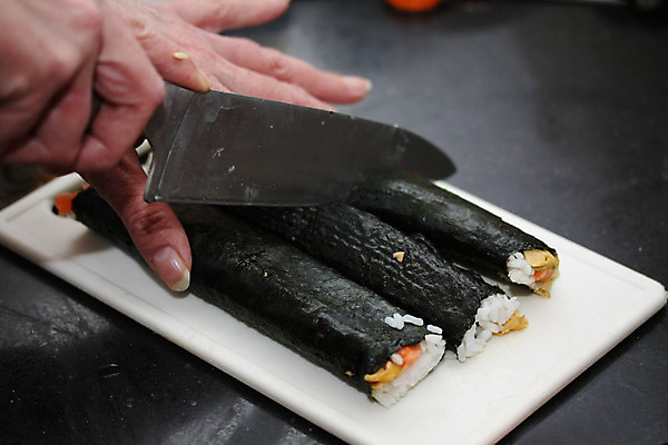 포토 JPG 해외이미지 전통 접시 아시아 음식 다이어트 젓가락 밥 건강 어류 사람없음 주방 식당 일본 식사 초밥 해조류 칼 자르기 고추냉이 먹기 해산물 준비 깨 연어 점심식사 대두 해외202004 해외포토 식기 나라 식재료 모션 수저 상점 수중동물 양념 조미료 해양식물 일본음식 파일형식 이미지허브