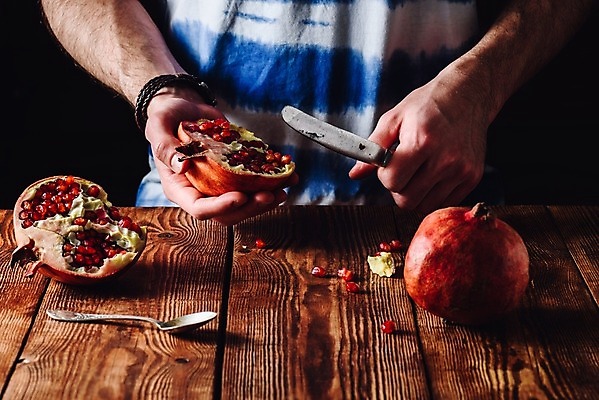 포토 JPG 해외이미지 손 디저트 실내 요리 들기 신체부위 숟가락 나이프 자르기 재료손질 석류 과일파르페 나무탁자 해외202004 해외포토 식기 음식 과일 모션 탁자 수저 사람 내부 칼 파르페 손질 파일형식 이미지허브