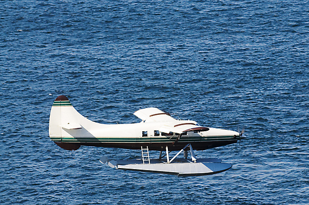 포토 JPG 해외이미지 파도 날개 교통시설 비행기 사람없음 물 항구 만 프로펠러 상업 포트 엔진 알래스카 산악지대 되감기 착륙 채널 해외202004 해외포토 자연요소 바다 교통 항공교통 산 대중교통 미국 시설 파일형식 이미지허브