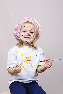 포토 JPG 해외이미지 감정 얼굴 어린이 3 한명 웃음 사람 파란색 페인트 기쁨 게임 붓 유머 연도 그림 예술가 쓰다듬기 해외202004 해외포토 1 컬러 모션 놀이 표정 신체부위 파일형식 이미지허브