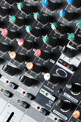 포토 JPG 해외이미지 직업 음악 손잡이 사람없음 컬러풀 디지털 소리 콘서트 장비 기구 볼륨 혼합 믹서 책상 라디오 전자 오디오 방송 아날로그 스위치 조절 위로 섞기 작곡가 조종장치 프로듀서 효과 해외202004 해외포토 컬러 가구 문화예술 전자제품 공연 음악가 파일형식 이미지허브