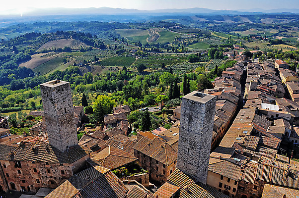 포토 JPG 해외이미지 문화 선 건축양식 조류 지붕 벽돌 거리 주택 풍경 사람없음 건물 초록색 파란색 도시풍경 노란색 마을 탑 와인 중세 역사 재산 정상 좁은 타운 르네상스 옛날 토스카나 수평선 해외202004 해외포토 동물 건축물 건축 컬러 주류 금융 이탈리아 도시 파일형식 이미지허브