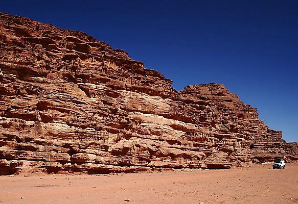 포토 JPG 해외이미지 지구 모래 여행 자동차 하늘 휴가 산 건조 항해 풍경 사람없음 여름 파란색 모래사장 햇빛 태양 환경 산책 사막 바위 중앙 고독 땅 모래언덕 사파리 언덕 부식 그림 질감 오르기 장면 사암 동쪽 내추럴 추적 요르단 해외202004 해외포토 자연요소 계절 감정 육상교통 바다 컬러 배_교통 중동 모션 휴식 돌_바위 방향 파일형식 이미지허브