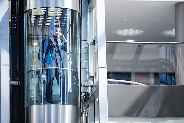 포토 JPG 해외이미지 백인 직업 옷 남자 서류가방 가방 비즈니스 건축양식 사업가 통신 유리 실내 한명 서기 사람 정장 성인 건물 30대 스마트폰 사무실 유행 비즈니스맨 자신감 엘리베이터 리프트 부름 경영 정중 해외202004 해외포토 서양인 1 건축물 잡화 건축 감정 컨셉 모션 재질 내부 장년 핸드폰 스마트기기 직장인 파일형식 이미지허브