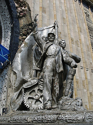 포토 JPG 해외이미지 조각 건축양식 노동자 기술 사람없음 평화 도시 5월 진행 공산주의 모스크바 해외202004 해외포토 직업 건축 컨셉 날짜 러시아 파일형식 이미지허브