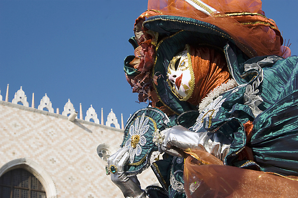 포토 JPG 해외이미지 주간 건축물 여자 건축양식 하늘 가면 한명 들기 풍경 상반신 성인 야외 이탈리아 베네치아 변장 중세의상 카니발축제 성인여자한명만 해외202004 해외포토 자연요소 1 건축 유럽 모션 사람 축제 전통의상 여자한명만 성인여자만 파일형식 이미지허브