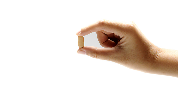 포토 JPG 해외이미지 손 실내 들기 신체부위 한개 알약 약 해외202004 해외포토 1 의학 모션 사람 내부 파일형식 이미지허브