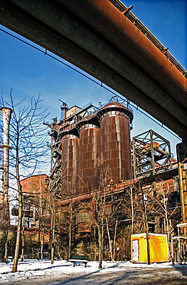 포토 JPG 해외이미지 나무 식물 구름 산업 이동 겨울 공장 자동차 하늘 통 파노라마 사람없음 파란색 금속 힘 기계 장비 에너지 탐험 저수지 업무 재산 휘발유 컨테이너 땅 발굴 러시아 탱크 화석 연료 가스 펌프 생태학 시베리아 조작 철강 추출 파이프라인 해외202004 해외포토 자연요소 계절 교육 유럽 육상교통 컬러 컨셉 공업 재질 촬영기법 금융 작업 석유 파이프_관 파일형식 이미지허브