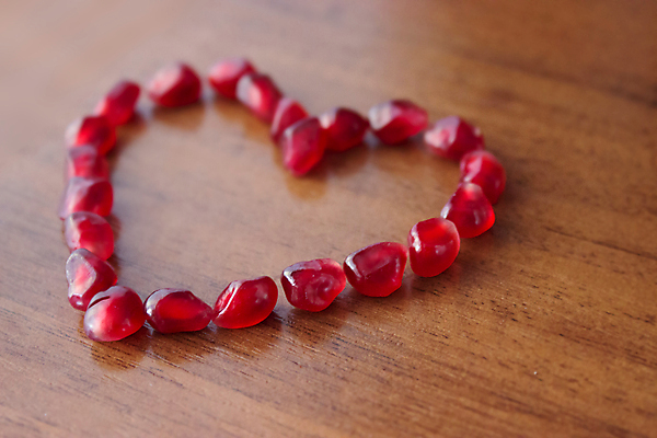 포토 JPG 해외이미지 식물 열매 음식 조각 다이어트 과일 탁자 디저트 건강 사랑 씨앗 사람없음 목재 빨간색 빛 주스 하트 신선 달콤 맛 낟알 먹기 유기농 석류 내추럴 가넷 숙성 해외202004 해외포토 모양 나무 웰빙 감정 음료 컬러 가구 컨셉 재료 모션 보석 파일형식 이미지허브