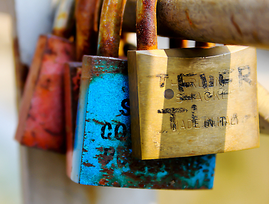 포토 JPG 해외이미지 열쇠 자물쇠 사랑 안전 소년 사람없음 금속 힘 오픈 황금 보호 접속 비밀 사물함 심볼 묘사 잠금 약혼 놋쇠 단절 유대감 해외202004 해외포토 남자 감정 어린이 결혼 컨셉 재질 약속 보안 파일형식 이미지허브