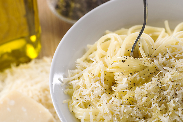 포토 JPG 해외이미지 접시 음식 포크 치즈 파스타 스파게티 사람없음 검은색 식사 사발 닫기 올리브 후추 채식주의자 해외202004 해외포토 식기 열매 컬러 모션 유제품 서양음식 사기그릇 향신료 채식 파일형식 이미지허브