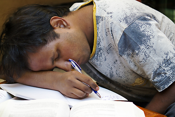 포토 JPG 해외이미지 학생 교육 남자 탁자 피곤 관리 한명 사람 동양인 소년 10대 책 스터디 머리 시험 흰색 잠 업무 인도인 책상 대학교 해외202004 해외포토 외국인 1 어린이 컬러 가구 컨셉 학교 청소년 인종 신체부위 학습 작업 파일형식 이미지허브