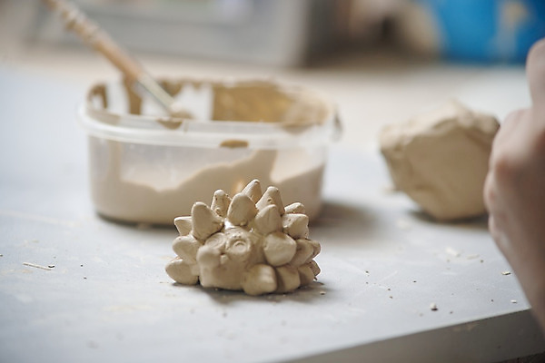 포토 JPG 해외이미지 모양 전통 라이프스타일 손 디자인 여자 문화 어린이 백그라운드 비즈니스 손가락 기술 창조 미술 사람 사람없음 갈색 젖음 터치 엄지손가락 작업 바퀴 도자기 감각 원주민 상품 디자이너 만들기 예술가 점토 진흙 토기 장인 조형 조절 도예가 돌리기 조각가 핸드메이드 해외202004 해외포토 직업 컬러 모션 문화예술 생활 신체부위 용기_그릇 아프리카인 파일형식 이미지허브