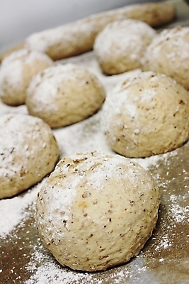 포토 JPG 해외이미지 전통 음식 영국 쟁반 샌드위치 사람없음 식사 바게트 두루마리 굽기 상승 만들기 장인 방법 번 신발장 해외202004 해외포토 유럽 빵 컨셉 모션 구이 파일형식 이미지허브