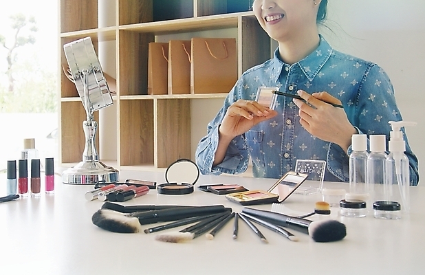 포토 JPG 해외이미지 외관 응시 얼굴 손가락 휴식 주택 함께함 피곤 가면 미술 사람없음 일상 치료 빛 스파 업무 주름 선택 구매 상품 매끈함 연도 피부 크림 테라피 온라인 돌봄 리뷰 미백 해외202004 해외포토 손 시선 컨셉 의학 모션 문화예술 건물 라이프 신체부위 쇼핑 뷰티 작업 감각 파일형식 이미지허브