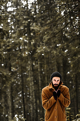 포토 JPG 해외이미지 나무 라이프스타일 장갑 백그라운드 겨울 자연 수염 스웨덴 노르웨이 한명 성인 갈색 검은색 추위 코트 닫기 숲 스웨터 콧수염 북쪽 심각 생존 해외202004 해외포토 식물 1 잡화 계절 유럽 컬러 컨셉 상의 모션 북유럽 사람 생활 외투 방향 생태계 파일형식 이미지허브