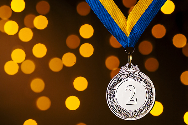 포토 JPG 해외이미지 1 리본 스포츠 백그라운드 올림픽 성공 사람없음 파티 경쟁 도전 축하 우승 은색 대표 상패 트로피 메달 싱글 리더 복고 보케 골 등급 보증 승자 지휘대 챔피언 필승 카피스페이스 효과 해외202004 해외포토 컬러 컨셉 이벤트 공백 최고 상_우승 빚 상_상패 파일형식 이미지허브