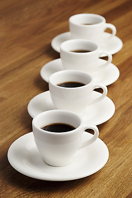 포토 JPG 해외이미지 커피 음료 음식 탁자 사람없음 컵 검은색 카페 흰색 그룹 컵받침 심플 에스프레소 백자 줄서기 해외202004 해외포토 식기 컬러 가구 모션 상점 도자기 받침대 파일형식 이미지허브