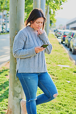 포토 JPG 해외이미지 학생 손 응시 여자 백그라운드 인터넷 텍스트 통신 성공 모바일 새로움 갈색머리 세포 한명 사람 성인 스마트폰 핸드폰 독서 흰색 잡기 오픈 입 메시지 스마트 긍정 충격 부름 타입 고립 문자메시지 셀룰러 해외202004 해외포토 1 헤어스타일 시선 컬러 컨셉 모션 신체부위 전자제품 스마트기기 파일형식 이미지허브
