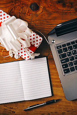 포토 JPG 해외이미지 직업 기념일 회사 비즈니스 탁자 선물 사람없음 노트북 컴퓨터 사무실 연필 펜 파티 공책 놀람 축하 업무 생일 작업실 종업원 책상 소원 목차 카피스페이스 해외202004 해외포토 감정 가구 컨셉 문구용품 학용품 표정 이벤트 전자제품 필기구 공백 작업 파일형식 이미지허브