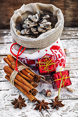 포토 JPG 해외이미지 계절 크리스마스 겨울 가방 휴가 선물 사람없음 장식 빨간색 상자 장난감 산타클로스 축제 축하 양념 화려 컨테이너 다발 가득함 심볼 향신료 엽서 자루 자수 수공예 시나몬 해외202004 해외포토 잡화 기념일 산업 컬러 컨셉 공예 편지 향미료 파일형식 이미지허브