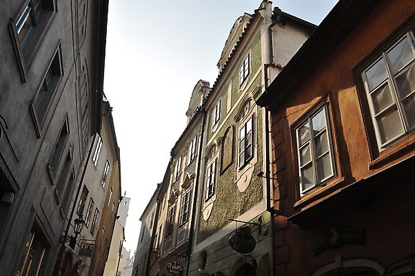 포토 JPG 해외이미지 벽 포장 창문 하늘 바닥 주택 사람없음 파란색 빛 노란색 도시 역사 고물 기간 해외202004 해외포토 컬러 건물 파일형식 이미지허브