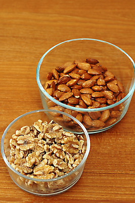 포토 JPG 해외이미지 접시 음식 백그라운드 단풍 유리 탁자 건강 사람없음 목재 세로 견과류 사발 컨테이너 가득함 날것 호두 아몬드 단백질 절임 채식주의자 해외202004 해외포토 나무 식기 산업 가구 잎 재료 재질 사기그릇 채식 영양소 파일형식 이미지허브