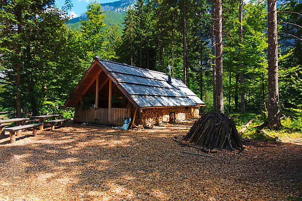 포토 JPG 해외이미지 나무 유럽 자연 하늘 산 주택 풍경 사람없음 야외 건물 목재 여름 햇빛 농가 계곡 등산 하이킹 시골 오스트리아 큼 오두막 고도 버너 언덕 시골집 숯 외양간 슬로베니아 옛날 바이에른 해외202004 해외포토 식물 건축물 계절 나라 재료 레저 독일 태양 농장 트래킹 크기 생태계 파일형식 이미지허브