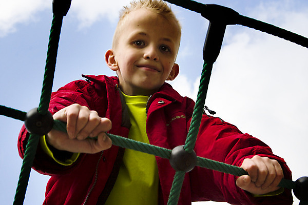 포토 JPG 해외이미지 백인 모델 행복 어린이 장난 놀이 하늘 한명 소년 금발 놀이터 유혹 직사각형 해외202004 해외포토 도형 서양인 1 헤어스타일 남자 감정 컨셉 사람 파일형식 이미지허브