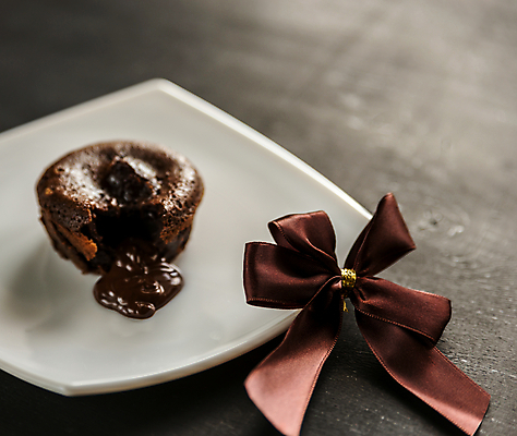 포토 JPG 해외이미지 접시 리본 검은배경 실내 사람없음 초콜릿 흐름 달콤 해외202004 퐁당오쇼콜라 해외포토 식기 백그라운드 컨셉 디저트 내부 검은색 맛 파일형식 이미지허브