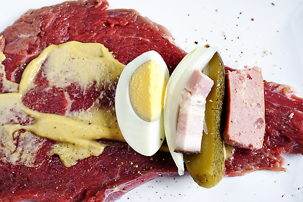 포토 JPG 해외이미지 계절 음식 조각 양파 오이 육류 사람없음 계란 소고기 양념 소시지 머스터드 향신료 준비 올리브 날것 피클 만들기 소금 베이컨 후추 핫도그 오이피클 전문 해외202004 해외포토 열매 채소 식재료 모션 패스트푸드 돼지고기 알 소스_음식 가공식품 절임 향미료 파일형식 이미지허브