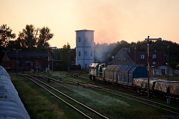 포토 JPG 해외이미지 교통시설 자동차 자연 풍경 사람없음 가로 상자 환경 힘 기차 화물 시골 역 컨테이너 신호 광택 무거움 폴란드 선로 해외202004 해외포토 유럽 산업 육상교통 교통 대중교통 운송업 무게 시설 생태계 파일형식 이미지허브