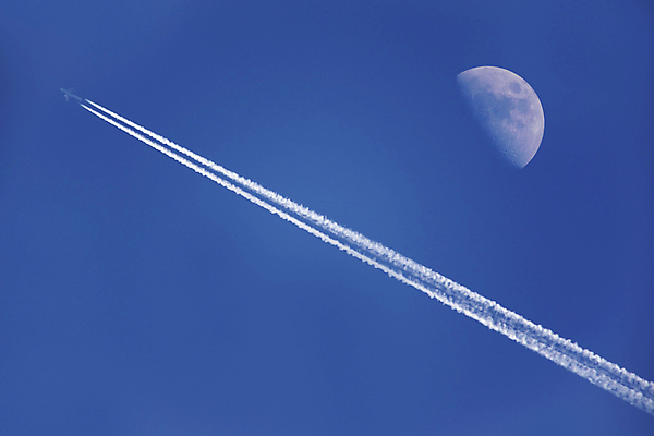 포토 JPG 해외이미지 여행 교통시설 하늘 비행기 사람없음 파란색 달 수증기 제트기 매연 엔진 해외202004 해외포토 자연요소 컬러 교통 항공교통 대중교통 환경오염 시설 파일형식 이미지허브