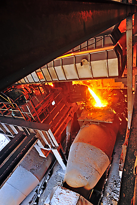 포토 JPG 해외이미지 식물 산업 오렌지 공장 교통시설 사람없음 금속 어둠 기계 장비 업무 뜨거움 작업실 제조 철 양동이 국자 매움 무거움 방앗간 주조 철강 해외202004 해외포토 교통 과일 공업 재질 주방용품 작업 무게 맛 시설 파일형식 이미지허브