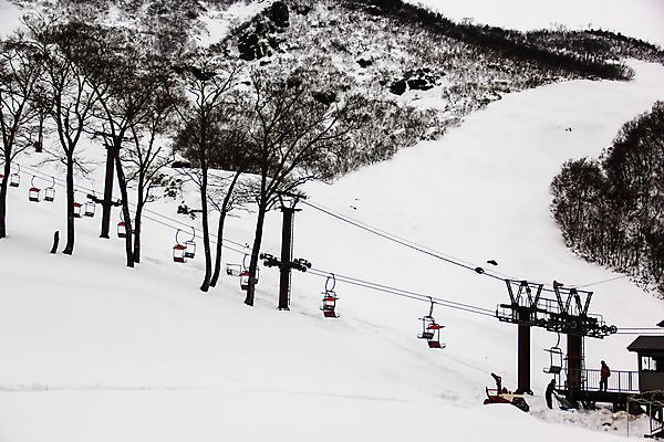 포토 JPG 해외이미지 여행 겨울 의자 교통시설 자동차 자연 휴가 스키 산 풍경 사람없음 야외 여행객 흰색 리프트 해외202004 해외포토 계절 육상교통 컬러 가구 교통 겨울스포츠 사람 시설 생태계 파일형식 이미지허브