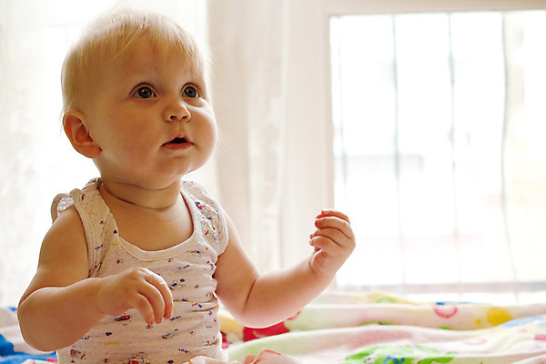 포토 JPG 해외이미지 모델 딸 행복 얼굴 어린이 자연 놀이 미래 새로움 건강 한명 웃음 사람 파란색 흰색 아기 신생아 오픈 입 달콤 작음 부드러움 세대 돌봄 해외202004 해외포토 1 감정 컬러 컨셉 가족 모션 표정 신체부위 감각 맛 크기 생태계 파일형식 이미지허브