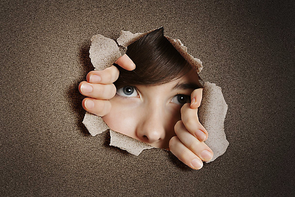 포토 JPG 해외이미지 응시 여자 종이 얼굴 한명 성인 잡기 구멍 엿보기 질감 찢어짐 성인여자한명만 해외포토 1 시선 모션 사람 신체부위 여자한명만 성인여자만 파일형식 이미지허브