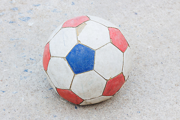 포토 JPG 해외이미지 스포츠 축구공 공 놀이 사람없음 빨간색 파란색 축구 경쟁 게임 골 깨짐 옛날 콘크리트 해외202004 해외포토 컬러 컨셉 축구용품 구기 파일형식 이미지허브