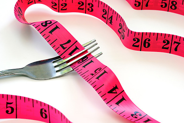 포토 JPG 해외이미지 라이프스타일 음식 분홍색 포크 컨셉 다이어트 포장 아이디어 건강 스파게티 사람없음 빛 식사 저녁식사 흰색 아침식사 은색 몸무게 먹기 기아 배고픔 비만 날씬함 측정 테이프 칼로리 점심식사 고립 분실 사방 인치 해외202004 해외포토 식기 컬러 모션 문구용품 파스타 생활 사회이슈 몸매 파일형식 이미지허브