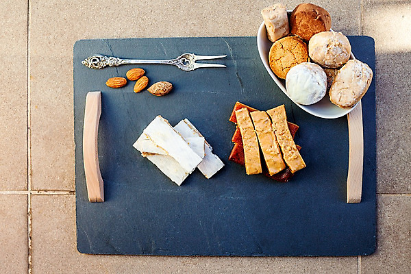 포토 JPG 해외이미지 전통 계절 음식 크리스마스 공 사슴 디저트 기념 요리 사람없음 장식 크리스마스트리 파티 쿠키 초콜릿 축제 식사 빵집 축하 스페인 황금 달콤 설탕 굽기 지중해 정사각형 아몬드 페스츄리 해외202004 해외포토 도형 기념일 유럽 빵 바다 컨셉 포유류 이벤트 상점 견과류 맛 구이 파일형식 이미지허브