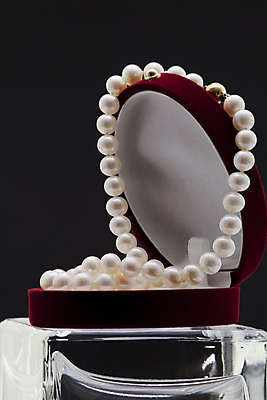 포토 JPG 해외이미지 모양 백그라운드 컨셉 곡선 목걸이 자연 추상 휴가 선물 사랑 사람 이벤트 사람없음 장식 빨간색 빛 상자 반사 유행 검은색 흰색 축하 원형 화려 그룹 재산 고급 우아함 매끈함 보석 구슬 오브젝트 보물 여의주 스타일 해외202004 해외포토 도형 감정 선 컬러 무늬 장신구 금융 감각 광석 생태계 파일형식 이미지허브