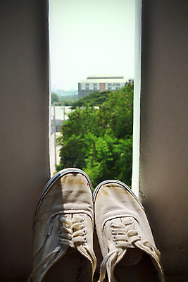 포토 JPG 해외이미지 공원 행복 스포츠 운동화 신발 자연 휴식 사람없음 10대 초록색 유행 봄 자유 수확 흰색 스니커즈 고무 양발 해외202004 해외포토 계절 공공시설 감정 컬러 컨셉 농업 청소년 생태계 파일형식 이미지허브